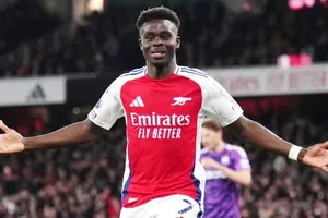 Bukayo Saka đã ghi bàn thắng quyết định trong chiến thắng 2-1 của Arsenal trước Fulham.
