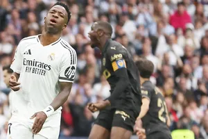 Vinicius Junior đá hỏng phạt đền và Real Madrid thua sốc 1-2 trên sân nhà trước Valencia.