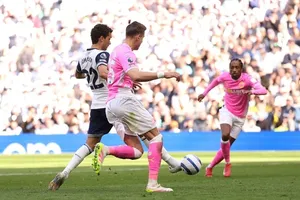 Brennan Johnson (trái) ghi 2 bàn khi Tottenham thắng Southampton 3-1