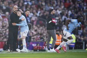 HLV Pep Guardiola chia sẻ với Phil Foden sau khi ông rút cầu thủ này khỏi sân.