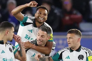 Jacob Murphy ghi cú đúp trong 11 phút đầu giúp Newcastle thắng 3-0 trước chủ nhà Leicester.