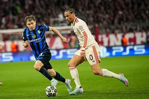 Leroy Sane (phải, Bayern) đi bóng trước Barella (Inter Milan)