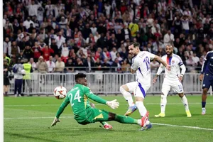 Thủ thành Andre Onana đã mắc lỗi trong cả 2 bàn thua khiến Man.United chỉ hòa 2-2 tại Lyon.