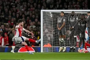 Cú sút phạt thần sầu của Declan Rice đã giúp Arsenal dẫn trước Real Madrid 2-0