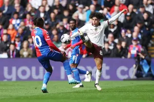 Rico Lewis (phải, Manchester City) tranh bóng với Eberechi Eze (Crystal Palace)