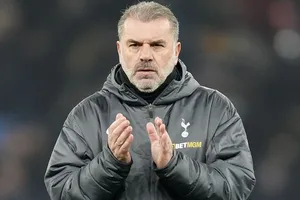HLV Ange Postecoglou tức giận khi những thông tin nội bộ Tottenham liên tục lọt ra bên ngoài.