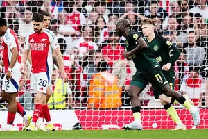 Arsenal hòa 1-1 trên sân nhà trước Brentford sau bàn thắng đẹp mắt của Yoane Wissa.