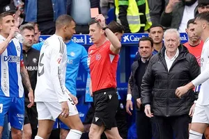 Kylian Mbappe nhận thẻ đỏ vì pha vào bóng liều lĩnh trong chiến thắng 1-0 trước Alaves.