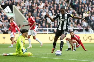 Tiền đạo Isak (Newcastle) đột phá vào khu cấm Manchester United như chỗ không người