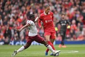 Virgil van Dijk (phải) ấn định chiến thắng phút 89 cho Liverpool
