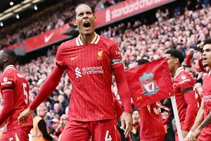 Virgil van Dijk bóng gió về tương lai sau khi giúp Liverpool thắng 2-1 trước West Ham.