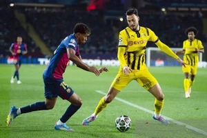 Borussia Dortmund (phải, Ramy Bensebaini) không thể phong tỏa mũi nhọn Lamine Yamal (Barcelona)