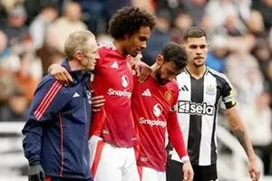 Zirkzee khập khiễng rời sân hôm Chủ nhật