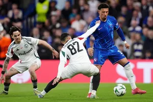 Chelsea đã vào bán kết dù để thua 1-2 ở lượt về tứ kết trên sân nhà trước Legia Warsaw.