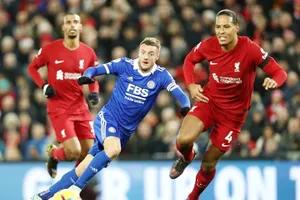 Jamie Vardy tranh bóng với Van Dijk trong trận cầu níu kéo hy vọng trụ hạng