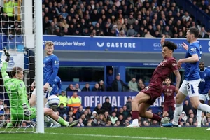 Nico O’Reilly (phải, Manchester City) ghi bàn thắng cận thành phút 85