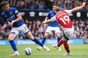 Leandro Trossard ghi bàn thứ 3 cho Arsenal