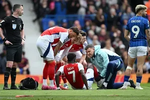 Bukayo Saka đau đớn trước khi được sơ cứu trên sân