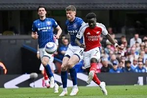 Bukayo Saka truyền cảm hứng tấn công cho Arsenal trước Ipswich
