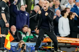 HLV Pep Guardiola ăn mừng cuồng nhiệt khi Man.City giành chiến thắng 2-1 trước Aston Villa.