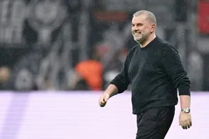 HLV Ange Postecoglou muốn trì hoãn lễ đăng quang của CLB mình yêu mến