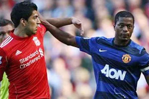 Patrice Evra (phải) và Luis Suarez từng là đối thủ cay đắng trên sân bóng Premier League.