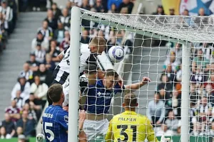 Dan Burn ghi bàn thứ 2 cho Newcastle