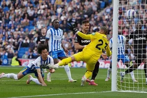 Kaoru Mitoma (trái, Brighton) đánh đầu gỡ hòa trước West Ham