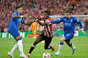 Nico Williams (giữa) ghi bàn trong trận tứ kết với Rangers.