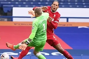 Pha vào bóng của Jordan Pickford khiến Van Dijk phải nghỉ đến 1 năm