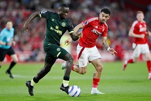 Hy vọng dự Champions League của Nottingham Forest (phải) bị giáng một đòn mạnh khi thua Brentford 0-2 trên sân nhà.