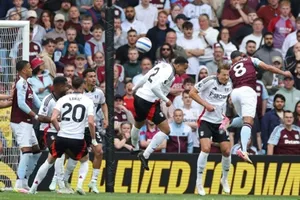 Youri Tielemans (8) đánh đầu ghi bàn từ quả phạt góc phút 12.