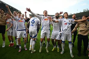 Các cầu thủ Leeds ăn mừng chức vô địch sau chiến thắng 2-1 trên sân Plymouth
