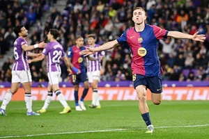 Fermin Lopez hoàn tất màn ngược dòng giúp Barcelona thắng 2-1 tại Valladolid.