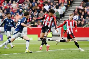 Kevin Schade (giữa, Brentford) ghi bàn thứ 2 vào lưới Man United