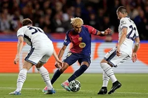 Việc triển khai 2 kèm 1 trước Yamal đã khiến hàng thủ Inter lỏng lẻo vì thiếu người ở lượt đi