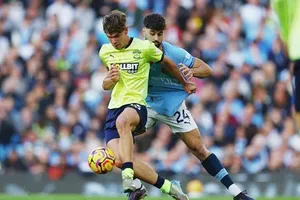 Josko Gvardiol (phải, Manchester City) kèm chặt Tyler Dibling (Southampton)