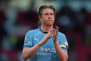 Kevin De Bruyne vẫn có thể ở lại Premier League với khả năng chuyển đến Liverpool.