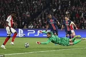 Thủ môn Gianluigi Donnarumma (PSG) cản phá cú sút của Bukayo Saka (Arsenal)