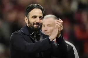 HLV Ruben Amorim hiếm hoi nở nụ cười hài lòng khi Man.United vào chung kết Europa League