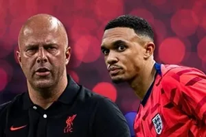 Arne Slot và Trent Alexander-Arnold