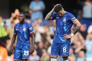 Chelsea có nguy cơ bị cấm tham dự Champions League nếu đội bóng Pháp Strasbourg cũng giành quyền dự giải ở vị trí thứ 4 Ligue 1.