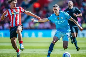 Phil Foden bất lực trước hàng phòng thủ dày đặc của Southampton