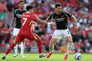 Mikel Merino (phải, Arsenal) từ người hùng hóa thành kẻ tội đồ.
