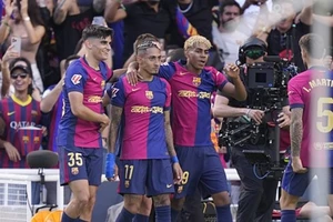 Barcelona có bước tiến lớn để giành danh hiệu vô địch La Liga với chiến thắng 4-3 trước Real Madrid.