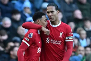 Van Dijk (trái) muốn bảo vệ Alexander-Arnold