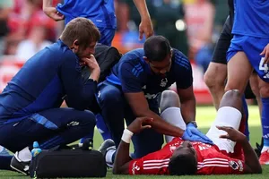 Taiwo Awoniyi được sơ cứu trong trận đấu vào Chủ nhật