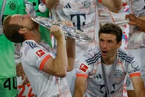 Harry Kane với chiếc đĩa bạc Bundesliga cùng Bayern Munich