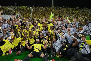 Toàn đội Al-Ittihad ăn mừng chức vô địch sớm sau trận thắng 3-1 trên sân Al-Raed