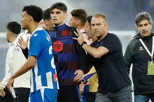HLV Hansi Flick đẩy cầu thủ Barcelona rời sân để tránh làm tình hình hỗn loạn hơn.